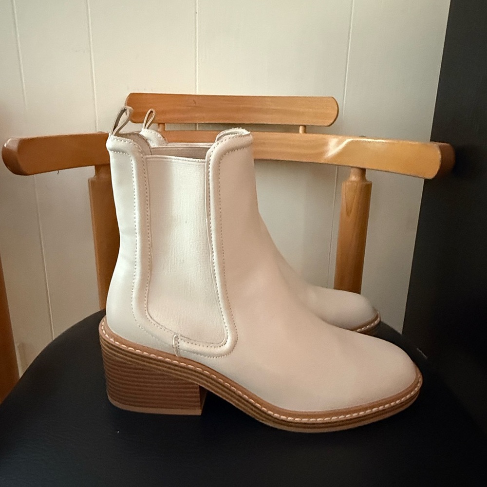 Steven by Steve Madden Women's Cream Ankle Boots.  Size 9. NWOT.